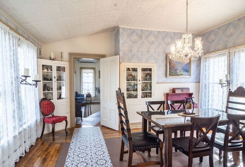פנסיון Historical John Rast House Circa 1875