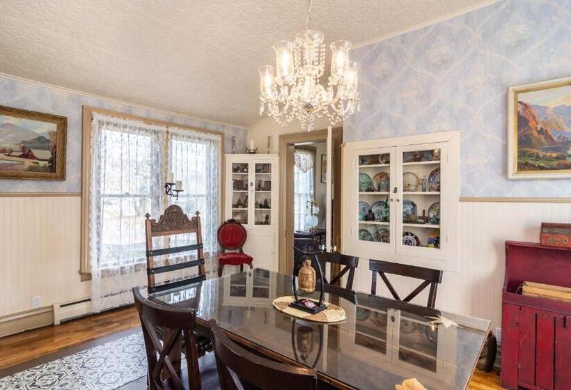 פנסיון Historical John Rast House Circa 1875
