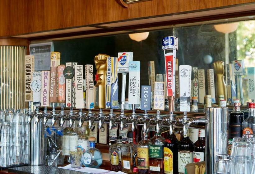 הוסטל The Leavitt Street Inn & Tavern