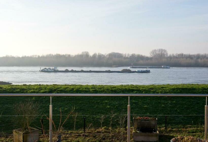 B&b Pompgebouw Aan De Rijn