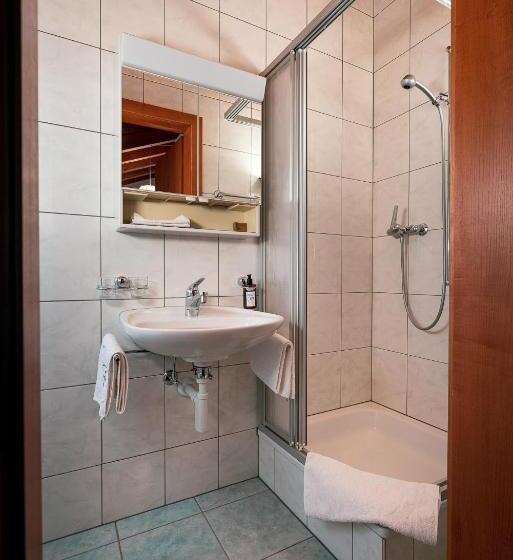 צימר Kulinarik & Geniesser Hôtel Strauss