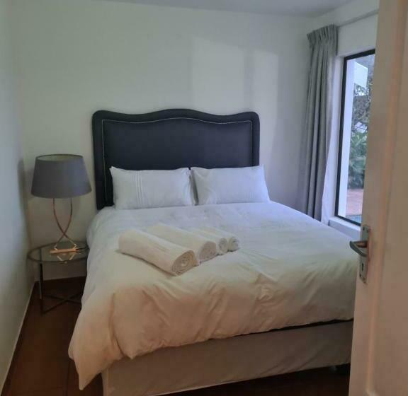 بنسيون Indaba Manor On 413 Owen Ellis Dr