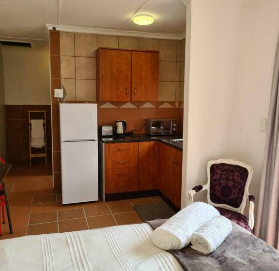 بنسيون Indaba Manor On 413 Owen Ellis Dr