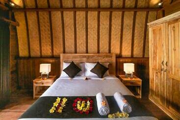 پانسیون Wooden Puri Guesthouse By Bukit Vista
