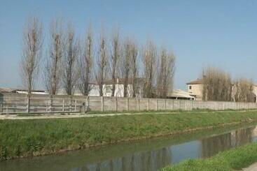 هتل Agriturismo Corte Filippi