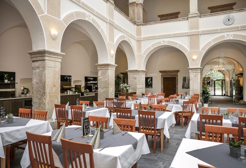 호스텔 Jufa Hotel Schloss Röthelstein