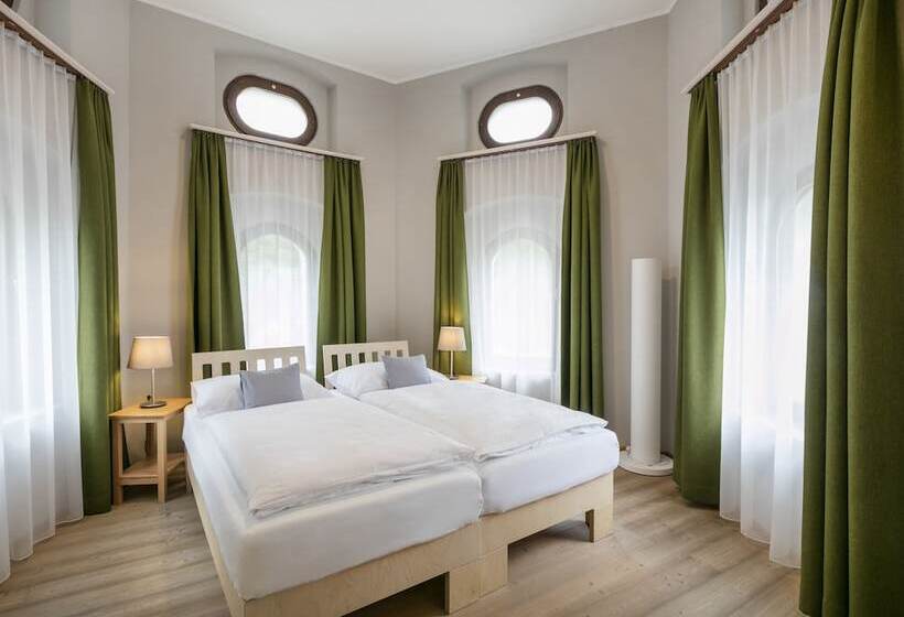 호스텔 Jufa Hotel Schloss Röthelstein
