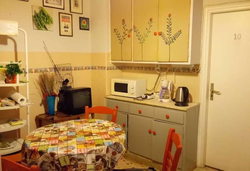 مسافرخانه Athens House