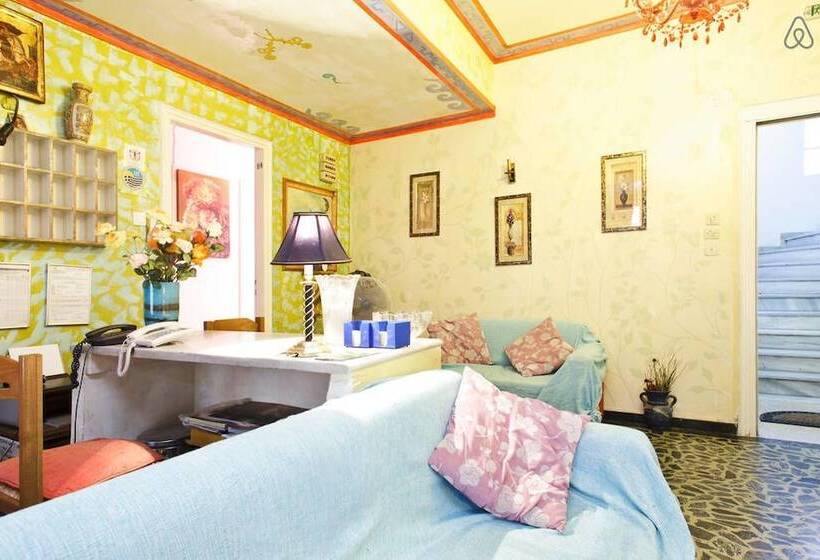 مسافرخانه Athens House