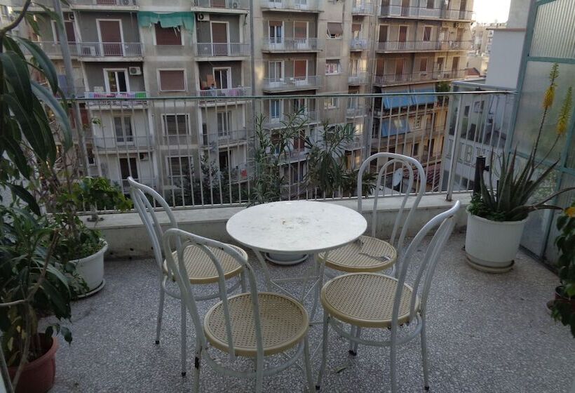 مسافرخانه Athens House