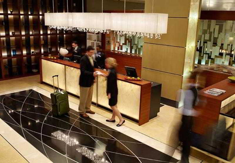 Отель Montreal Airport Marriott Interminal