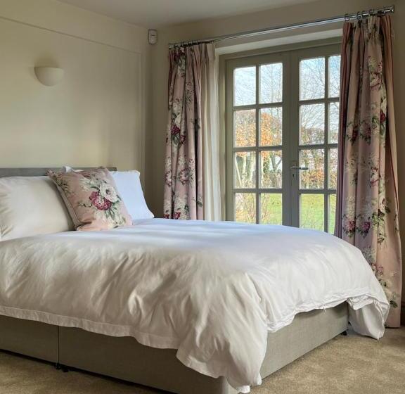 تختخواب و صبحانه The Old School, Idbury, Ox7 6ru