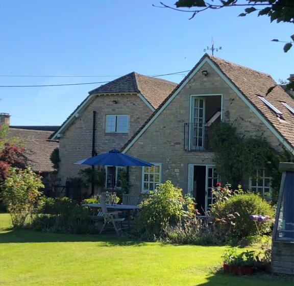 تختخواب و صبحانه The Old School, Idbury, Ox7 6ru
