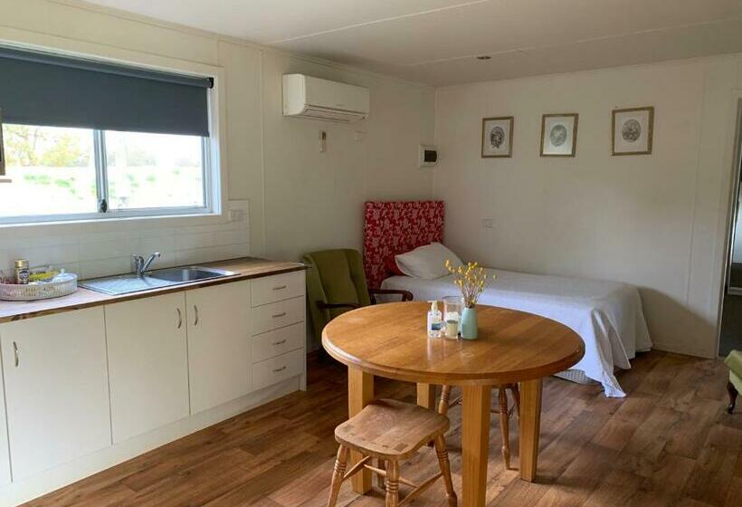 Bed and Breakfast Mascot Cottage Pet Friendly And Complimentary Breakfast Hamper