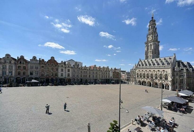 تختخواب و صبحانه La Cour Des Grands