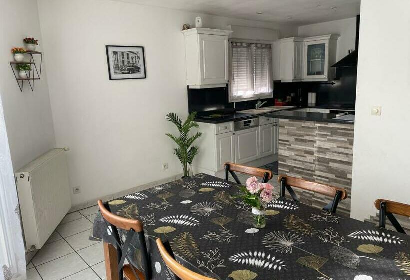 住宿加早餐  Maison Entière 4 Lits 8 Pl Avec Jacuzzi Proche Du Safari De Peaugres