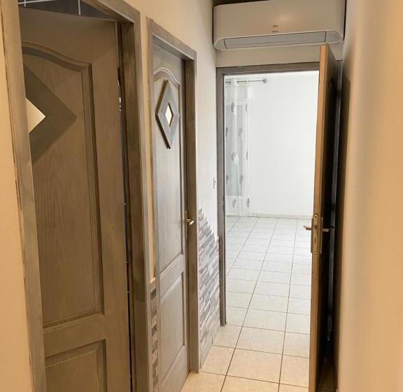 住宿加早餐  Maison Entière 4 Lits 8 Pl Avec Jacuzzi Proche Du Safari De Peaugres