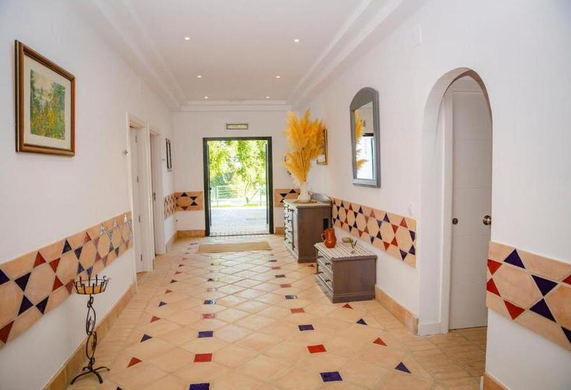 هتل Hostal Restaurante Benalup Golf