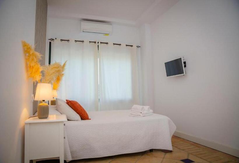 هتل Hostal Restaurante Benalup Golf
