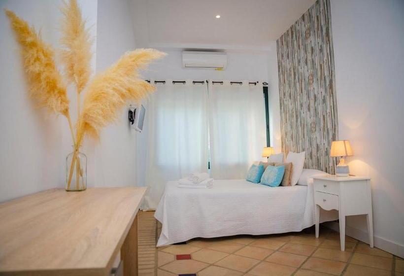 هتل Hostal Restaurante Benalup Golf
