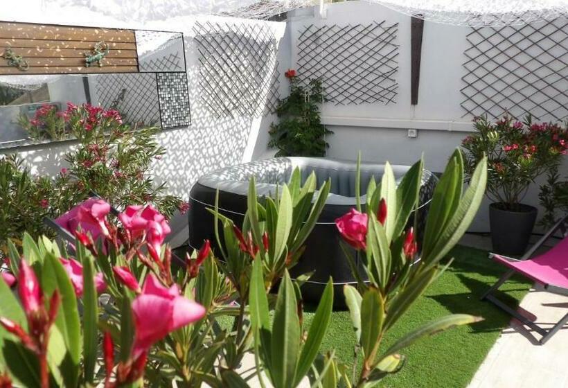 تختخواب و صبحانه Le Petit Patio