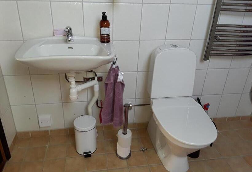 Naturnära Enkel Rum B&b I Uppsala Ramstalund