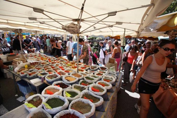 تختخواب و صبحانه La Javanaise
