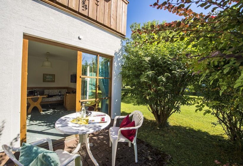 Отель Gutshof Wolfgangsee Resort & Event