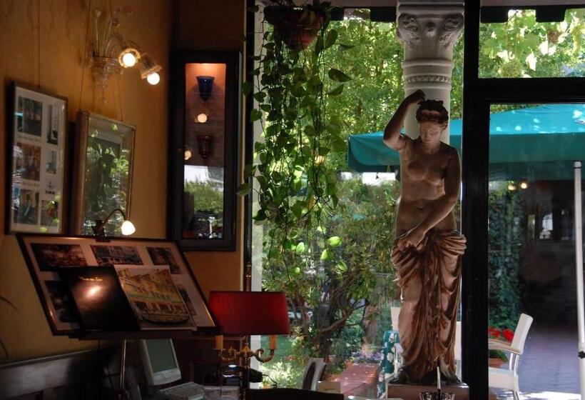 Fotos del hotel Pensione Accademia - Villa Maravege:  49