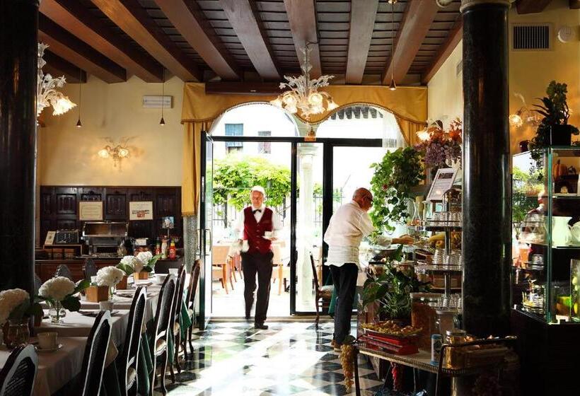 Fotos del hotel Pensione Accademia - Villa Maravege:  45