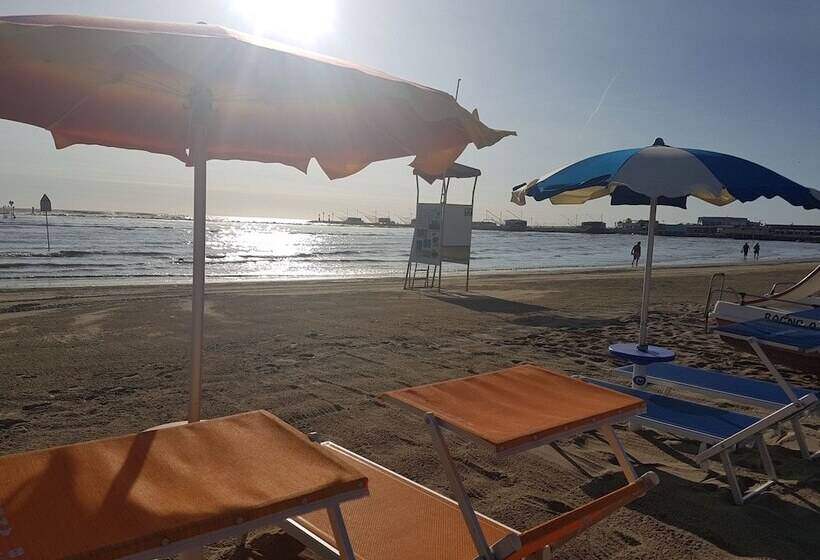 هتل Promenade Universale