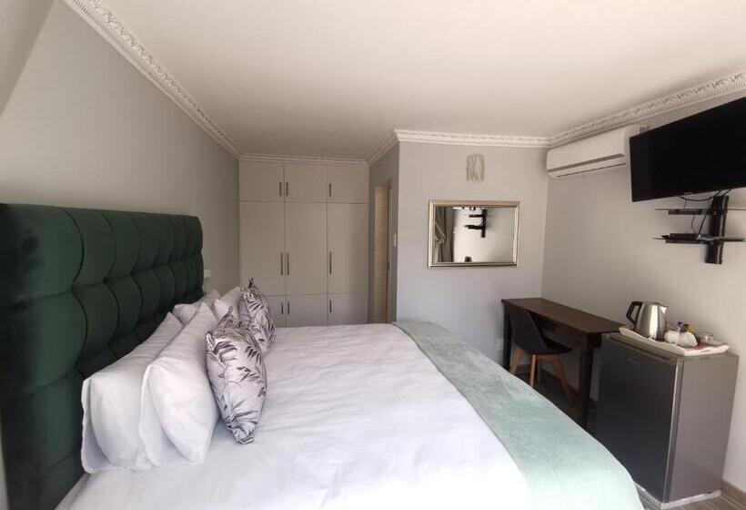 پانسیون Lucolo Palace B&b   East London