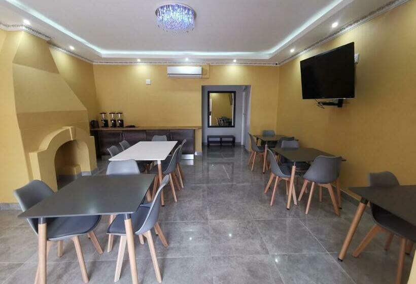 پانسیون Lucolo Palace B&b   East London