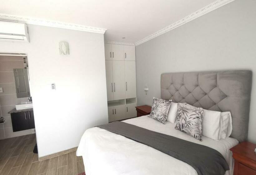 پانسیون Lucolo Palace B&b   East London