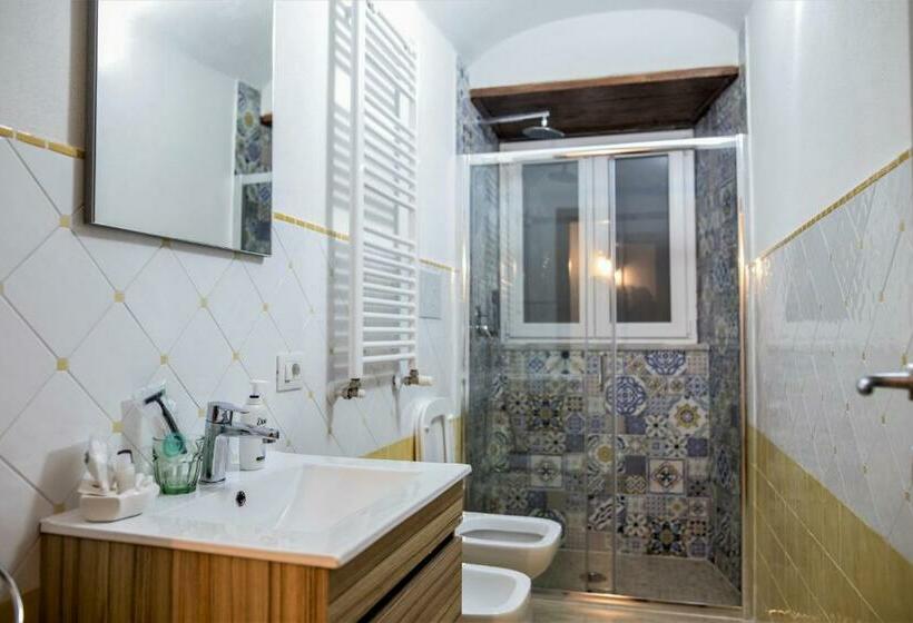 تختخواب و صبحانه A Room De  Scugnizzi