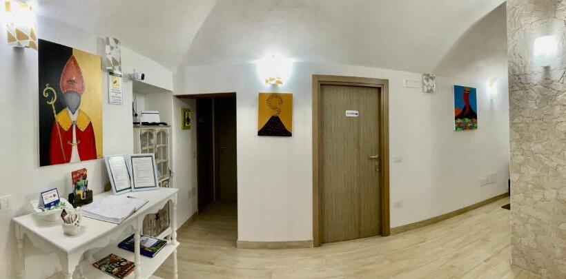 تختخواب و صبحانه A Room De  Scugnizzi