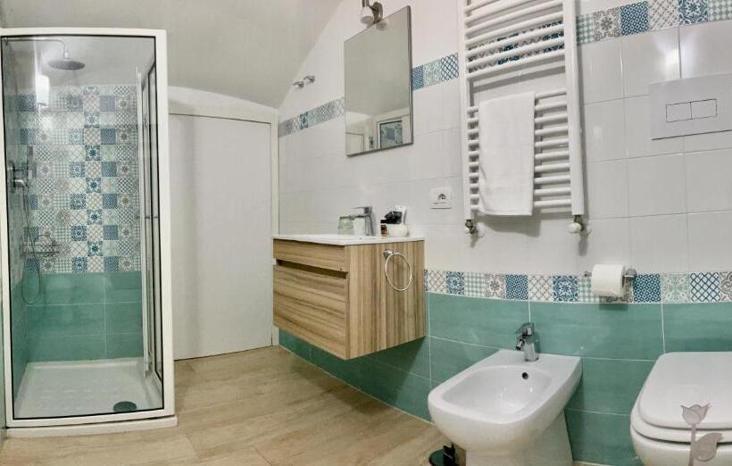 تختخواب و صبحانه A Room De  Scugnizzi