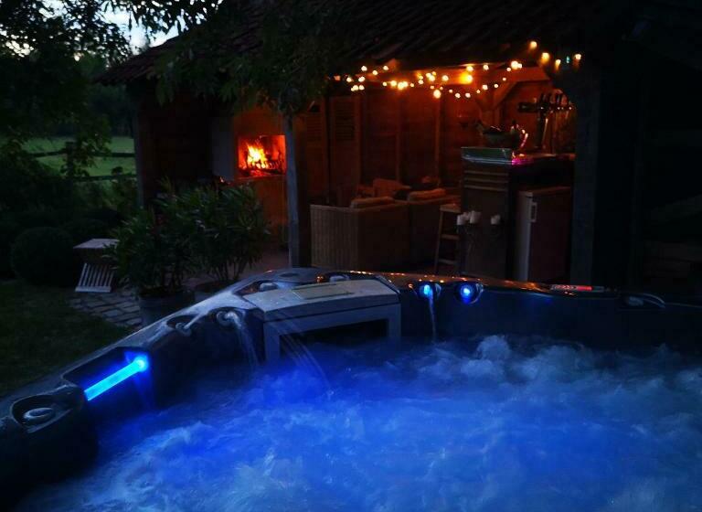 住宿加早餐  Casa Leone Near Bruges With Jacuzzi & Parking