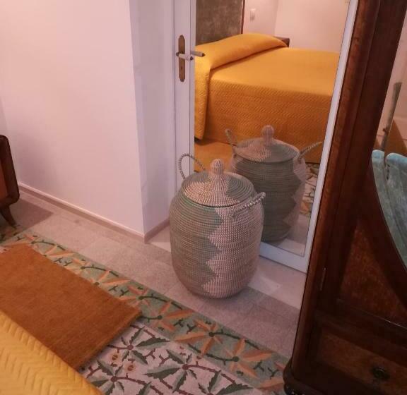 تختخواب و صبحانه Mandorleolio