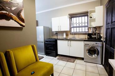 پانسیون Urlyfstyle Cottage 10km From Or Tambo Int Airport
