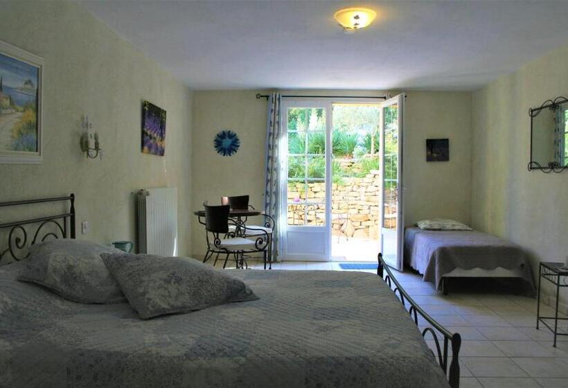تختخواب و صبحانه Le Mas Des Tarentes Chambres D Hôtes