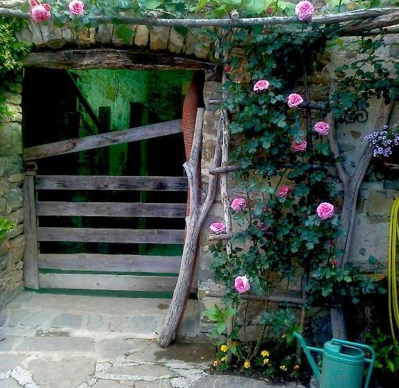 تختخواب و صبحانه Il Glicine