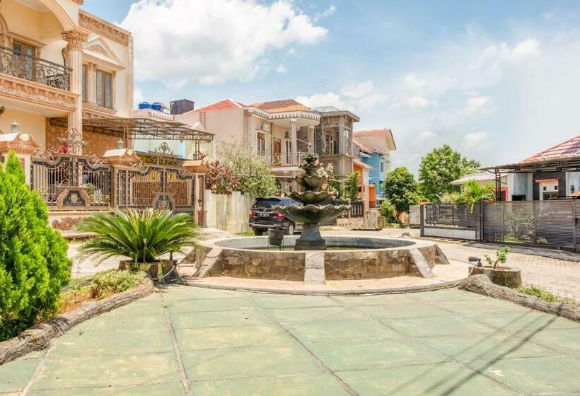 Отель Oyo 3046 Homestay Syariah Imah