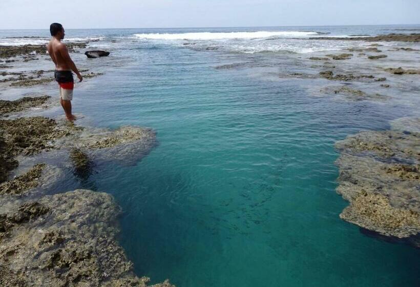 پانسیون Nias Kristov Surf Camp