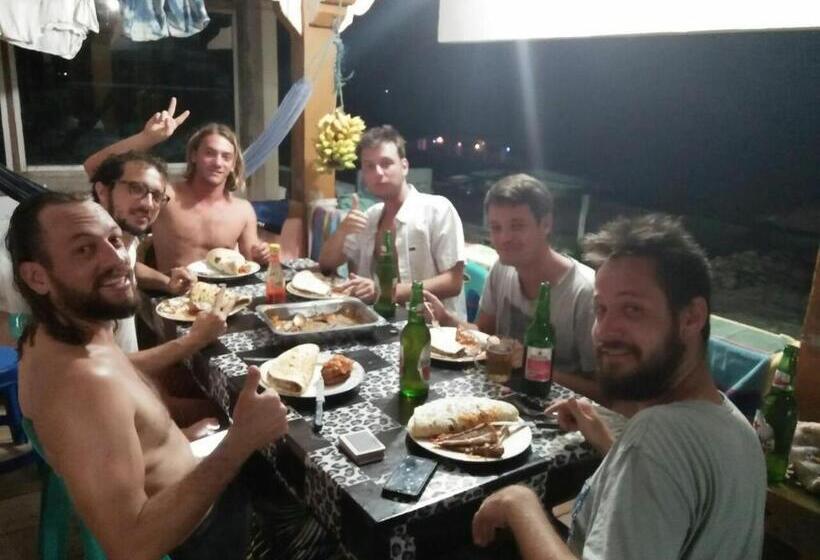 پانسیون Nias Kristov Surf Camp