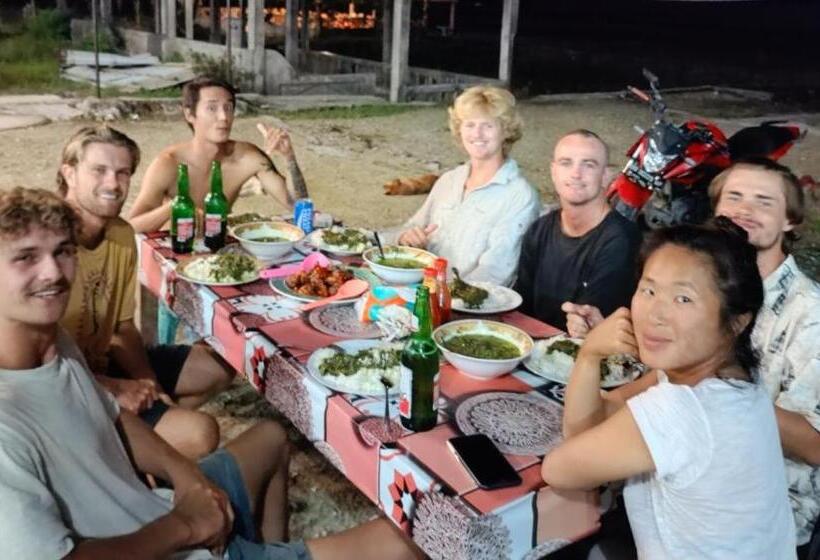 پانسیون Nias Kristov Surf Camp