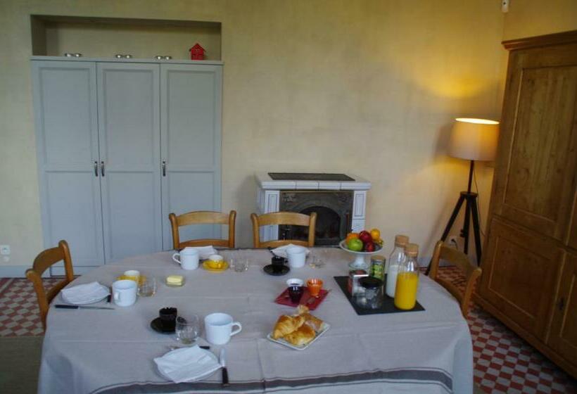 تختخواب و صبحانه Maison Latour