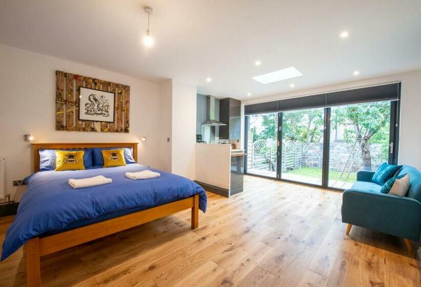 پانسیون 144 Lower Cheltenham Place