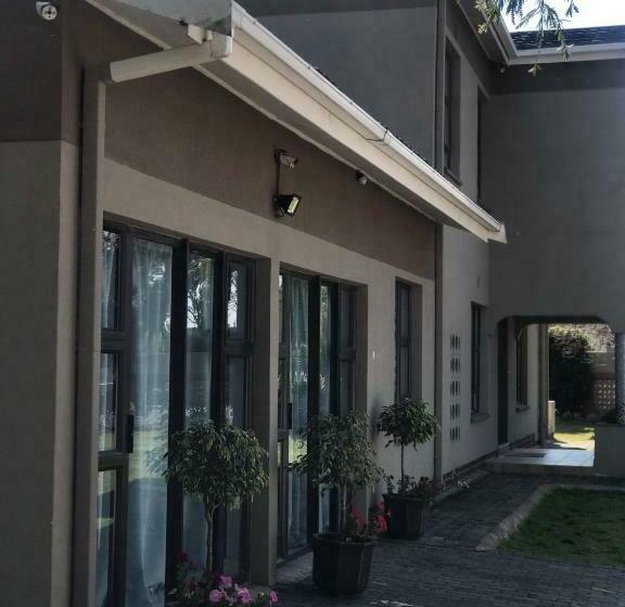 פנסיון 2 On Zk Matthews Guesthouse