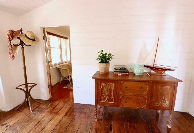 پانسیون Grey Masts, Robe